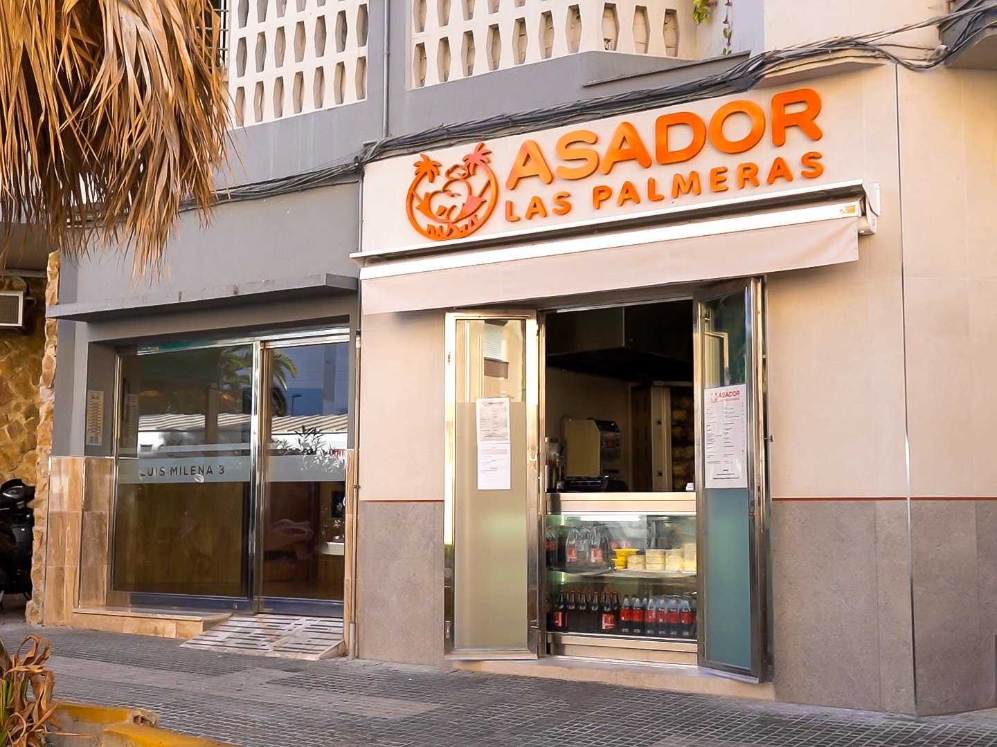 Fachada del Asador Las Palmeras en C/ Luis Milena 3, San Fernando